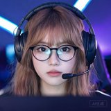 一位戴眼镜的年轻女性电竞玩家头像