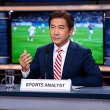 一位中年男性体育分析师形象